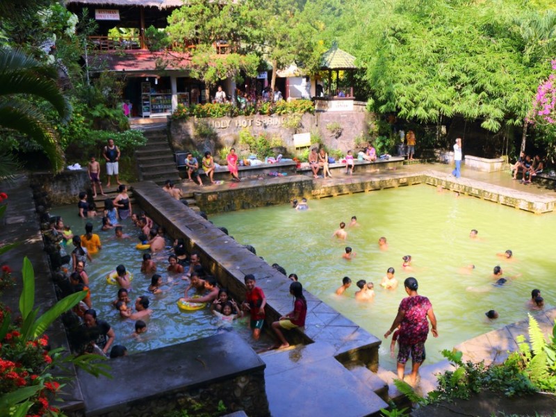 Die türkisfarbenen Banjar Hot Springs, 38 Grad heißem Thermalwasser.