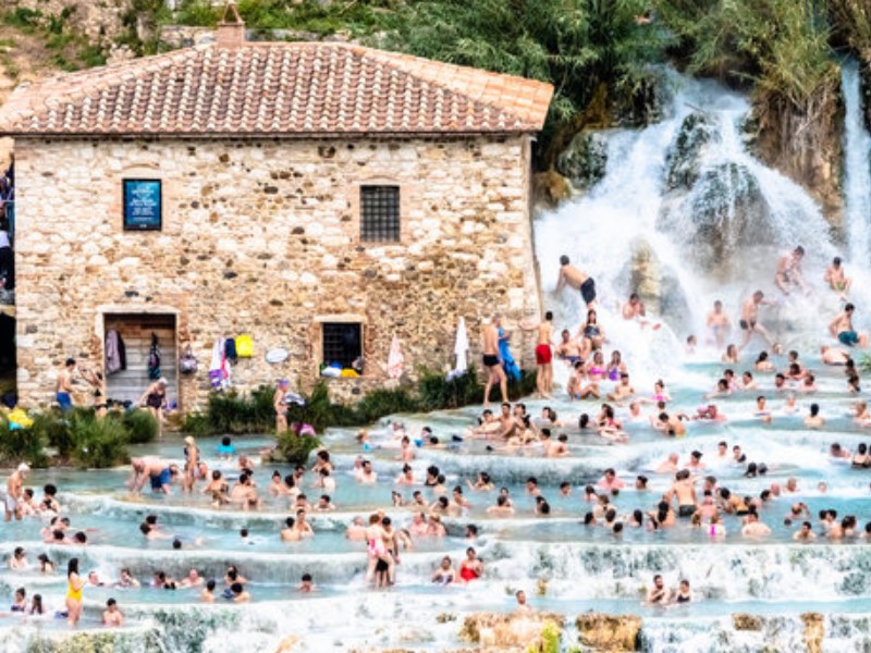 Cascata del Mulino ist der babyblaue Thermalwasserfall der Toscana.